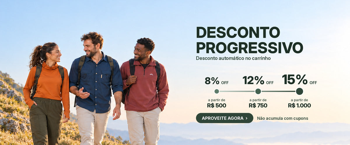 Desconto progressivo Ballyhoo: 8% de desconto a partir de R$ 500, 12% a partir de R$ 750 e 15% a partir de R$ 1.000. Três amigos em uma trilha vestindo camisa, camiseta térmica e moletom fleece com proteção solar.