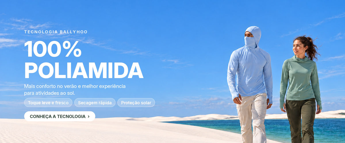 Camisetas Ballyhoo 100% poliamida com capuz e proteção solar: mais conforto no verão e melhor experiência para atividades ao sol. Um casal caminha pelas dunas brancas dos Lençóis Maranhenses.
