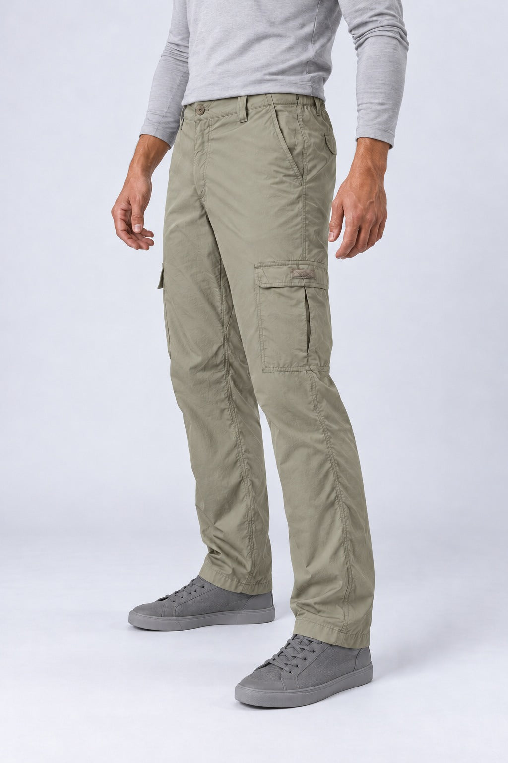 Calça Explorer Masculina com Elastano – Areia – em 3/4 com o bolso cargo em destaque