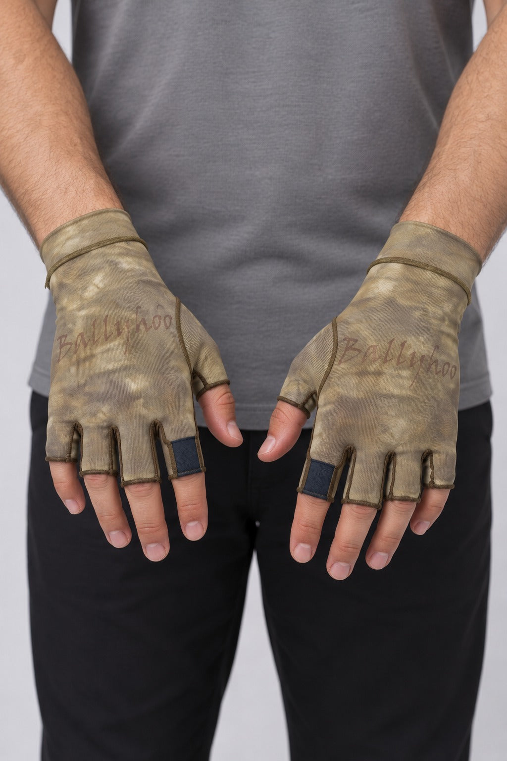 Luva de Performance Camuflada – Deserto – nas mãos