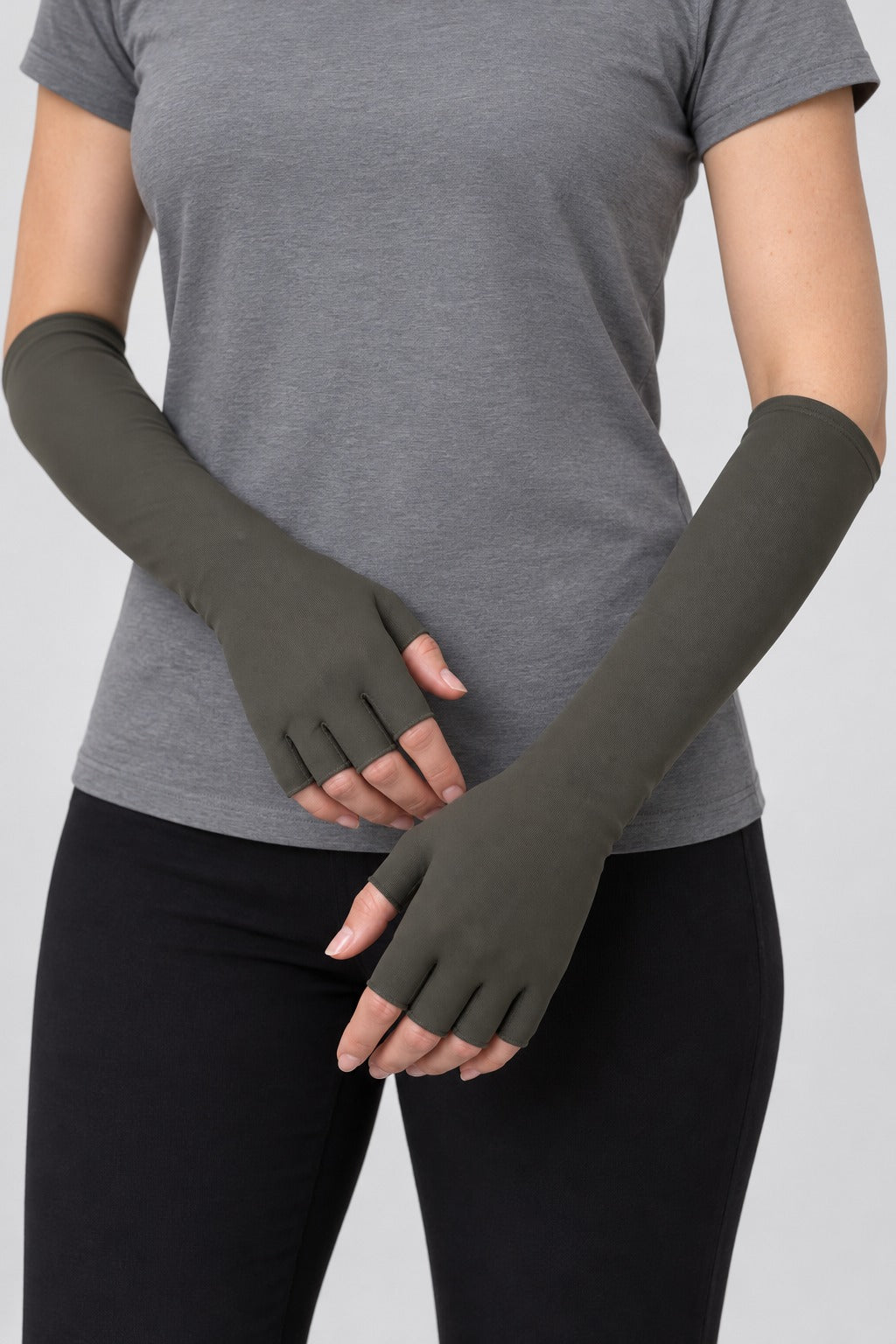 Luva de Performance Cano Longo Unissex – Militar – nas mãos