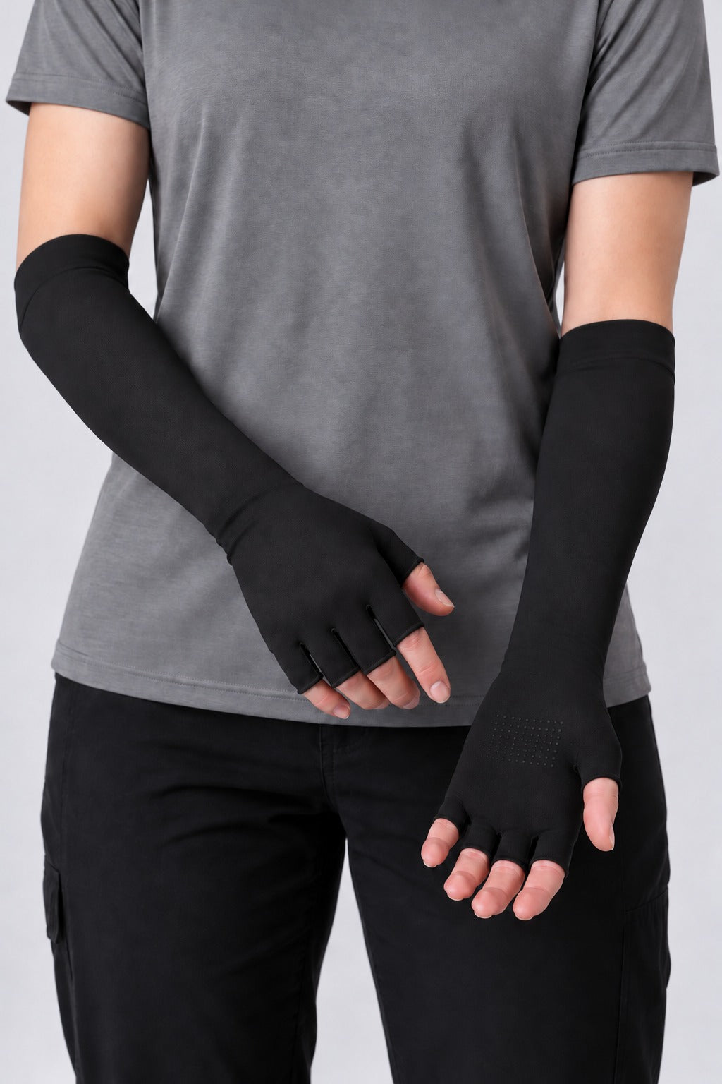 Luva de Performance Cano Longo Unissex – Preto – nas mãos