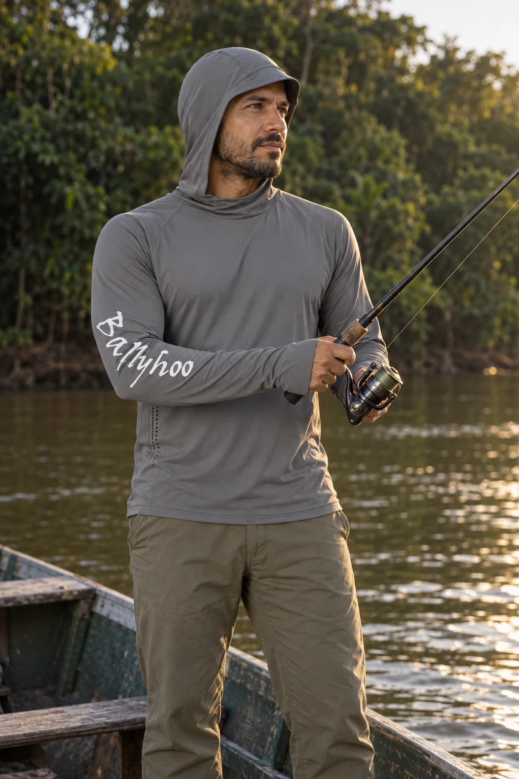 Pesca: homem à beira de um rio usando camiseta Shadow masculina cinza-escuro