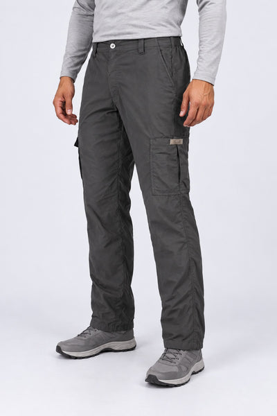 Calça Explorer Masculina com Elastano – Cinza – em 3/4 com o bolso cargo em destaque