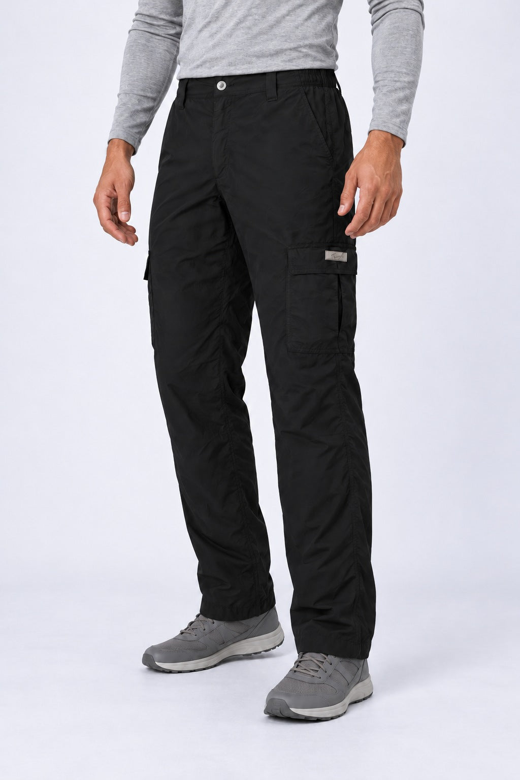 Calça Explorer Masculina com Elastano – Preto – em 3/4 com o bolso cargo em destaque
