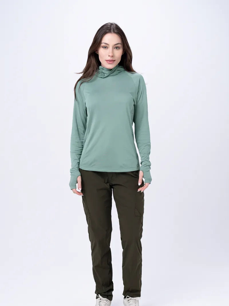 Modelo veste a Camiseta Shadow Feminina verde água.