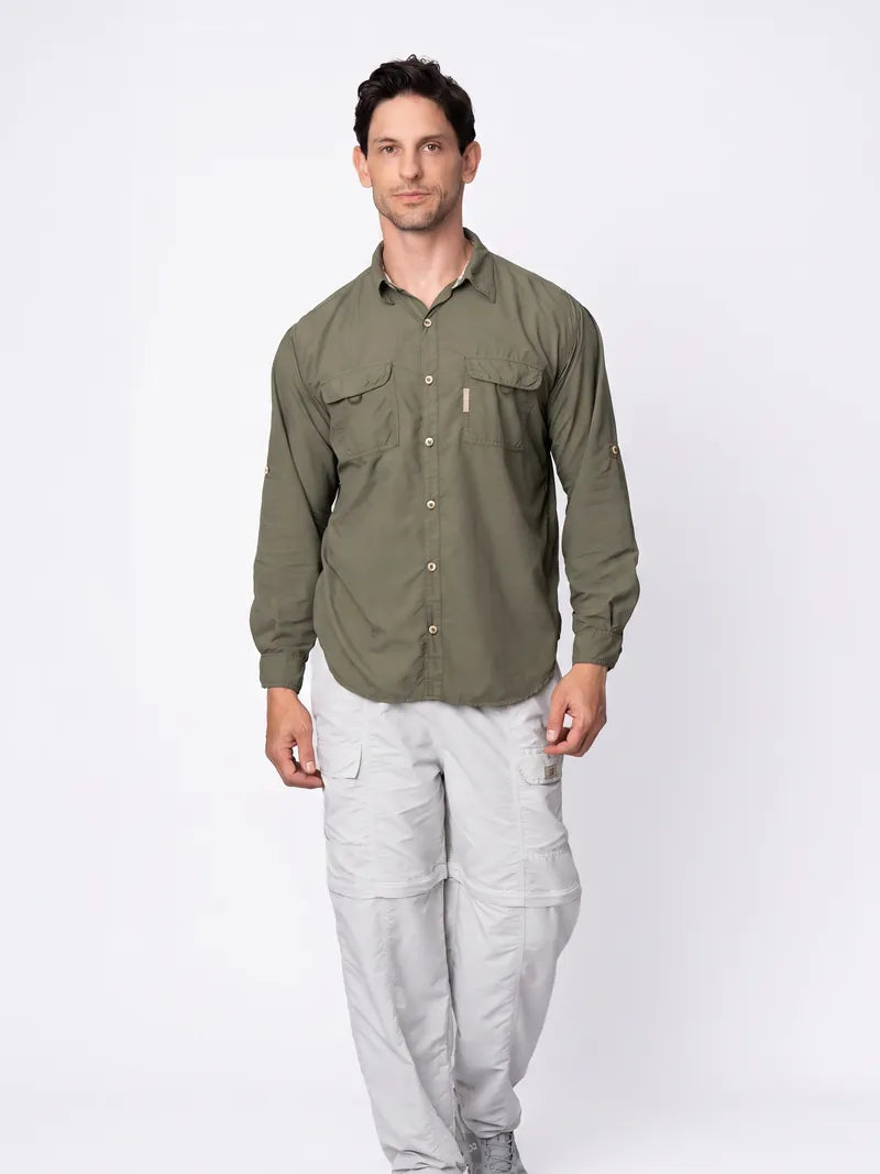 Modelo veste a Camisa Crisis verde militar com calça clara.
