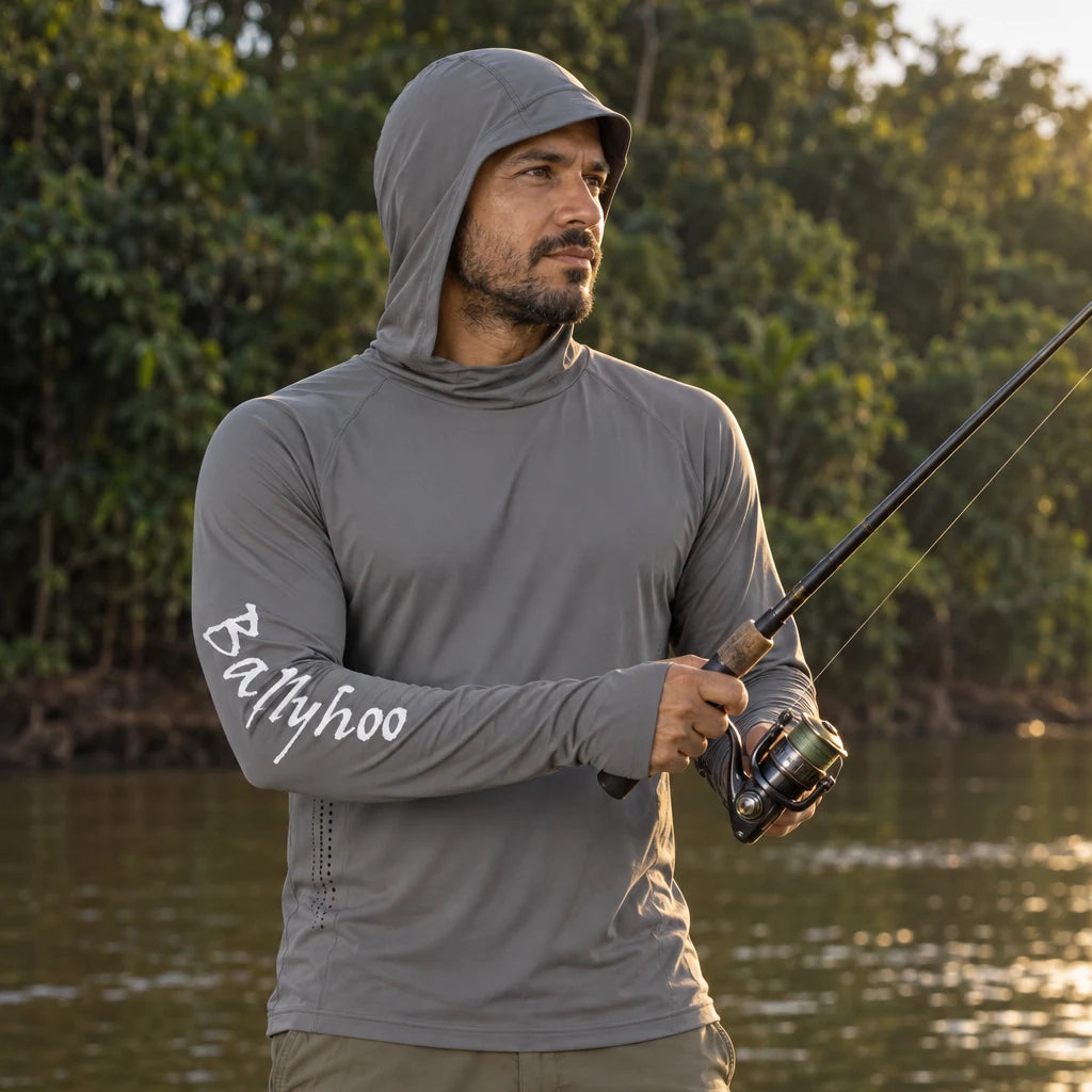 Pesca: homem à beira de um rio usando camiseta Shadow masculina cinza-escuro