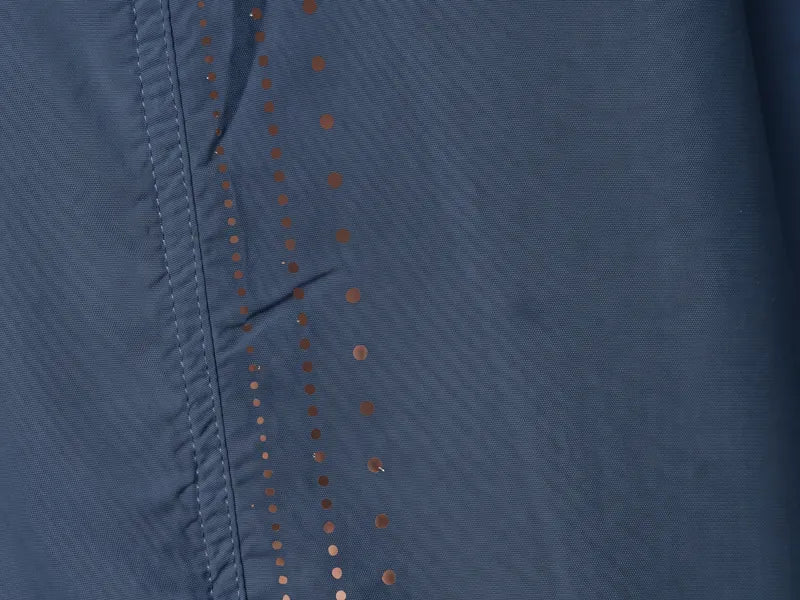 Detalhe real da lateral de uma camisa Ballyhoo com furos a laser.
